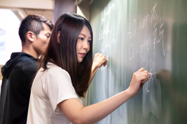 【2025 年商科大學排名】QS排名/研究所排名/5大出路薪水介紹