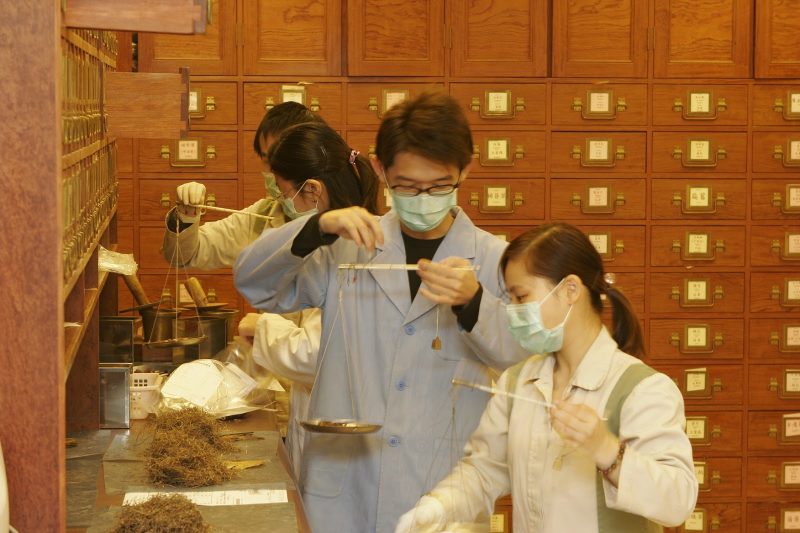 配藥員飽和導致起薪下降？全面解析醫管局與私人市場配藥員人工