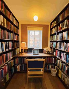 在圖書館學習